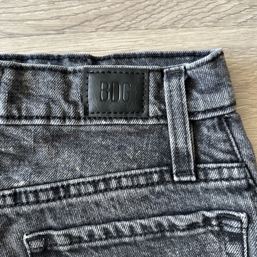 Urban Outfitters BDG The Mom High-Rise High Waisted Charcoal Denim Jean Shorts - Picture 5 of 8